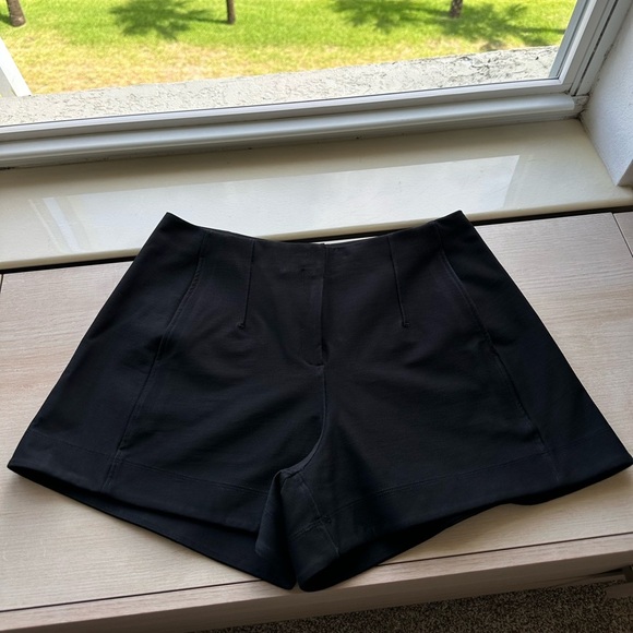 Lululemon Utilitech Relaxed-Fit High-Rise Short 3.5” inseam in Black, Size 12 - Picture 7 of 10